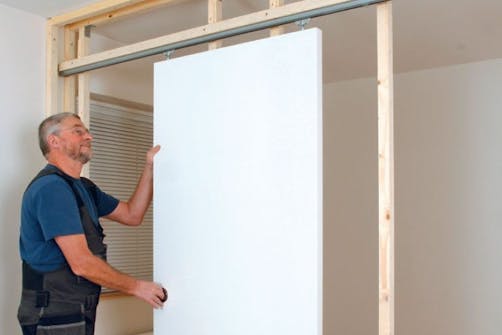 Mellanväggen döljer skjutdörren